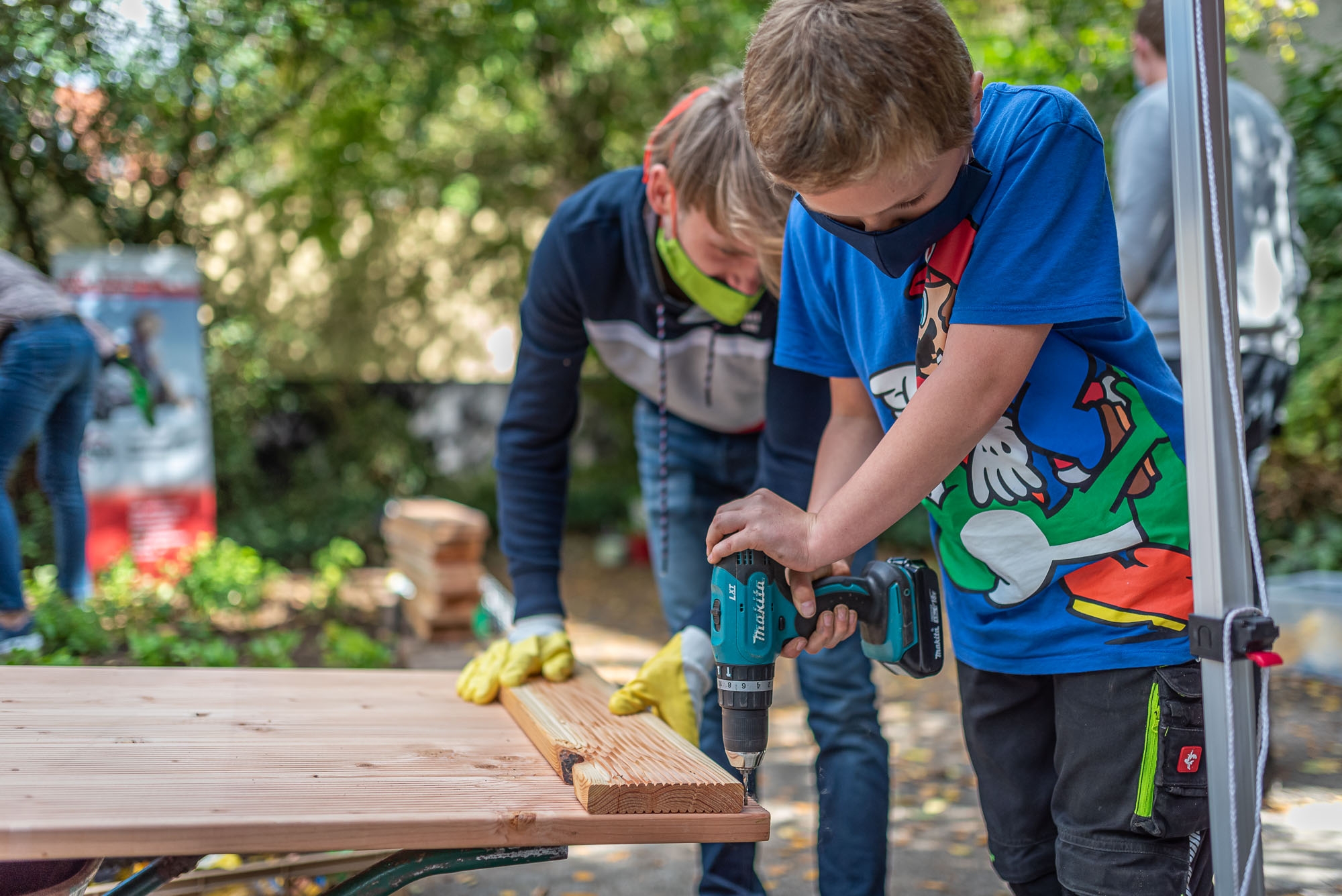 Kinder bauen ein Hochbeet