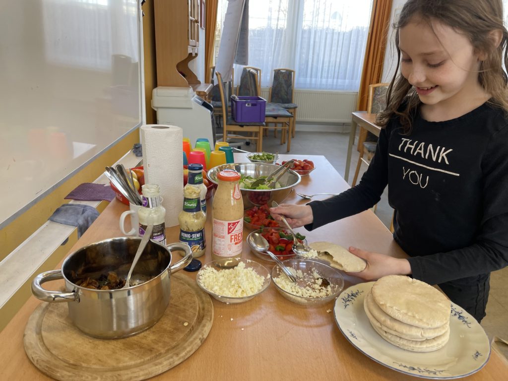 Mädchen befüllt eine Teigtasche
