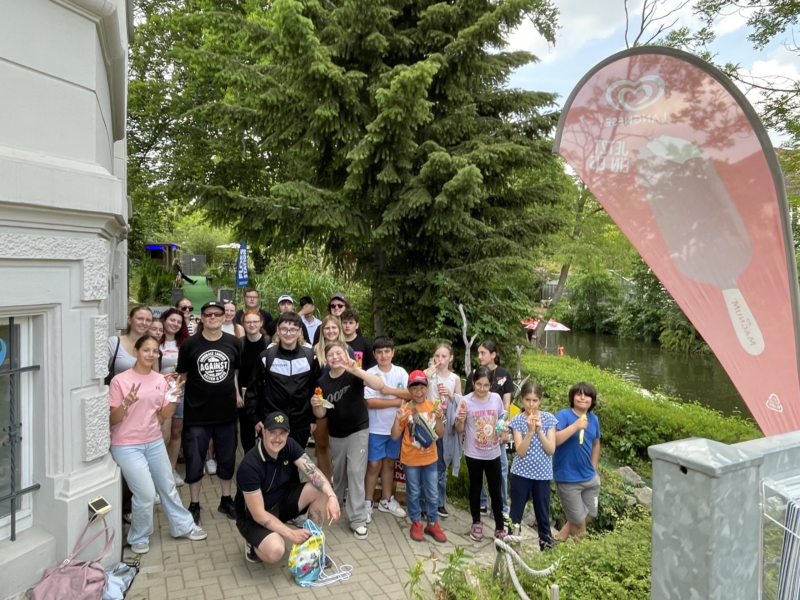 Tretboottour2 Gruppenbild an der Oker vom Tretbootausflug